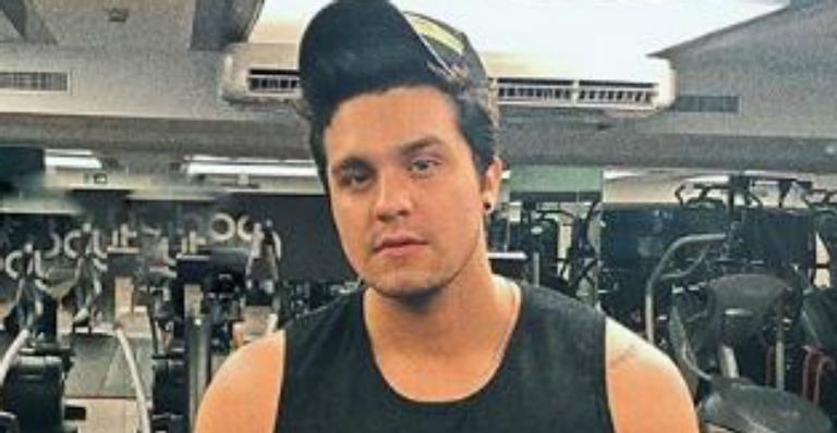 Na academia, Luan Santana impressiona seguidores com braços musculosos: ”Tá muito fitness”