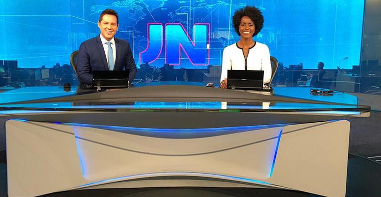 Maju Coutinho quebra protocolo histórico e mostra o que há por trás da bancada do JN