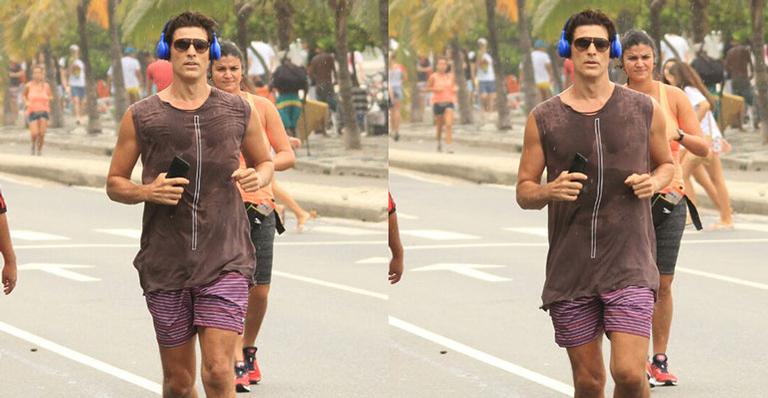 Aos 46 anos, Reynaldo Gianecchini exibe músculos em corrida na chuva pela orla de Ipanema