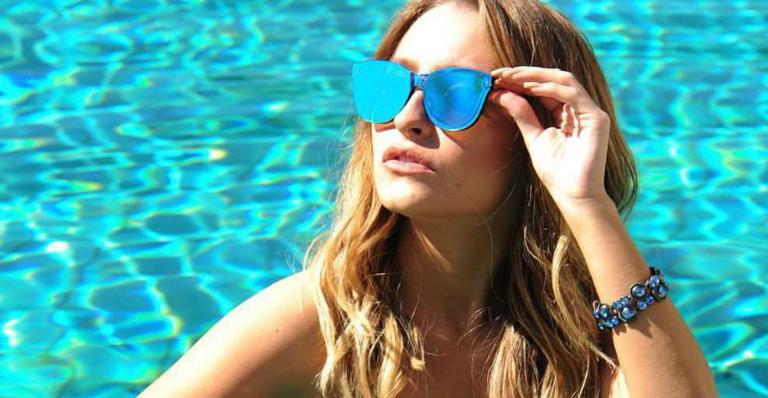 Carla Diaz posa de biquíni na piscina e brinca: ”Eu acordando na segunda”