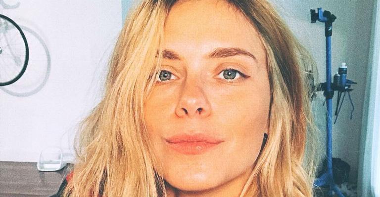 Carolina Dieckmann tira o fôlego dos seguidores ao posar de topless: ”Que gata”