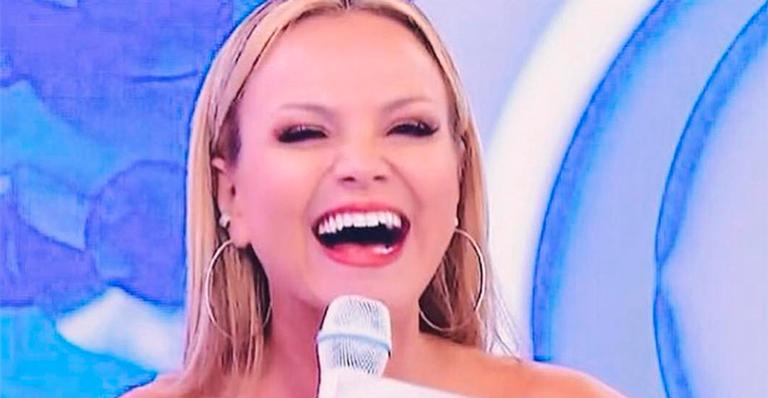 Filha de Eliana rouba a cena ao surgir com orelhas de coelho