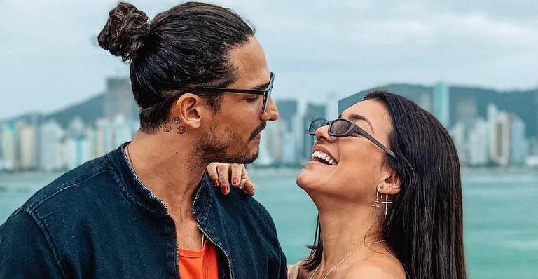 Reataram? Gabi Prado surge sentada no colo de João Zoli em Noronha