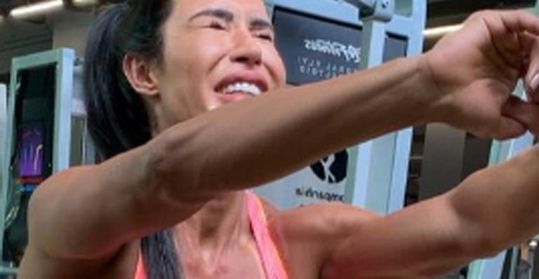 Gracyanne Barbosa pega pesado no treino na academia e preocupa seguidores: ”Cuidado”