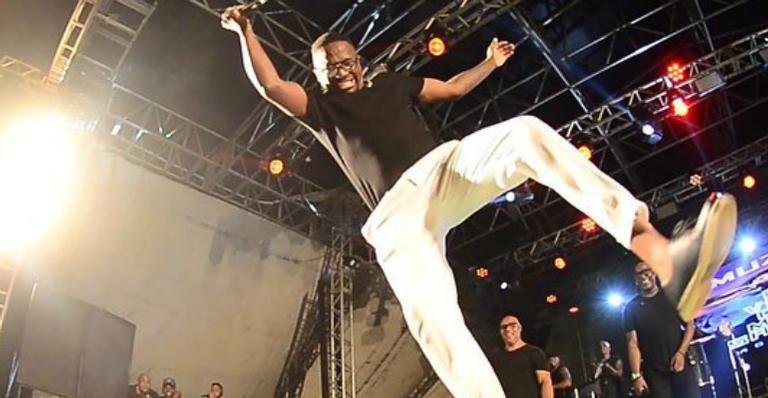 Mumuzinho leva um tombo feio durante show filmado: “Cheio de dores”