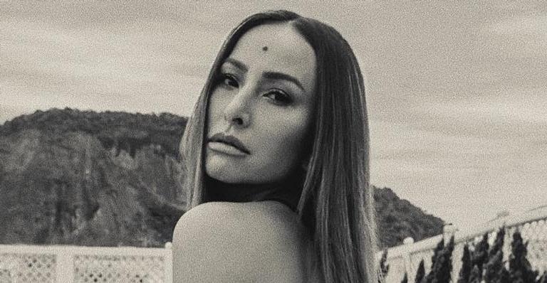 Sabrina Sato surpreende e aparece com cabelo platinado