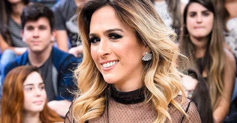 Tatá Werneck exibe a barriguinha de grávida em viagem com equipe do Lady Night
