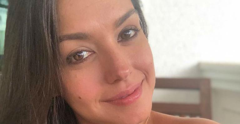 Thais Fersoza “pratica” exercícios enquanto brinca com os filhos: “A gente se vira como pode”
