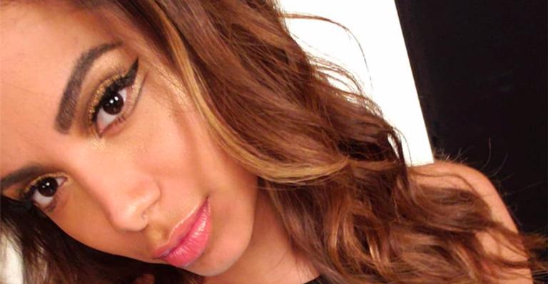 Anitta surge de biquíni na piscina e brinca com céu nublado