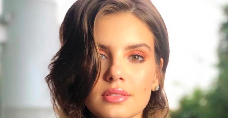 Camila Queiroz compartilha clique sexy e fãs enaltecem: ”Maravilhosa”