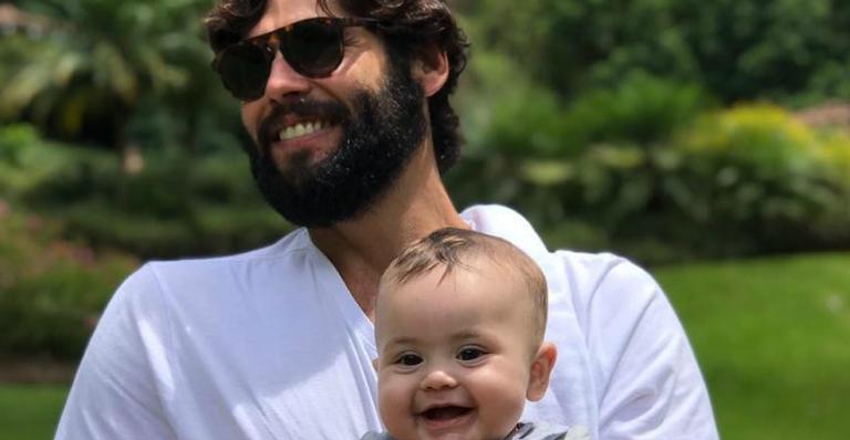 Dudu Azevedo mostra filho brincando com violão e a fofura derrete seguidores