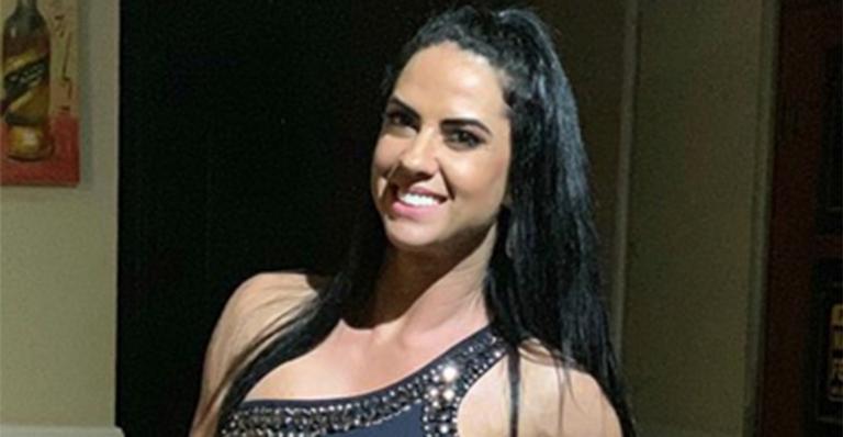 Noiva de Zezé Di Camargo rebate fã que detonou seus looks