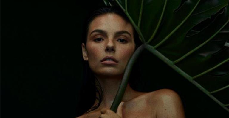 Isis Valverde posa de biquíni para campanha em prol de animais
