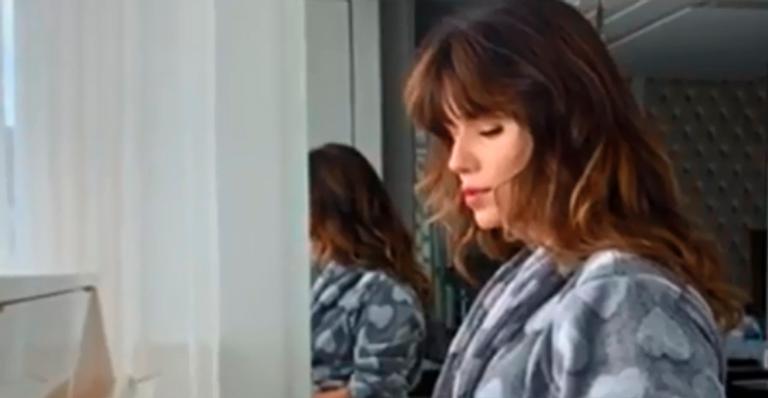 Paula Fernandes surge tocando piano em casa: ”Gosto por desafios”