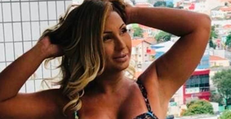 Valesca Popozuda coloca curvas e bronze para jogo em clique de lingerie