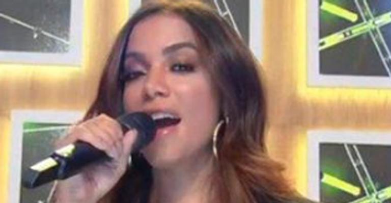 Anitta surge deslumbrante com top grifado no ‘Encontro’ e surpreende fãs