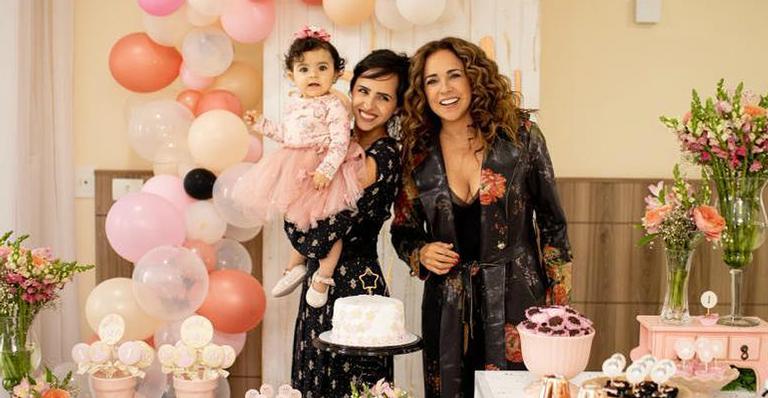 Daniela Mercury participa de festa de aniversário de um ano da neta
