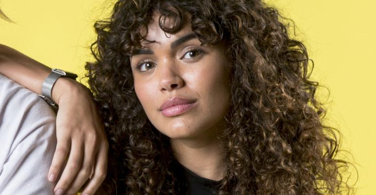 Resumo ‘Verão 90’: Moana recebe proposta de emprego no exterior