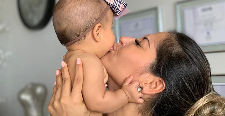 Mayra Cardi ganha a companhia da filha, Sophia, no trabalho e confessa: ”Não é fácil ser mãe”