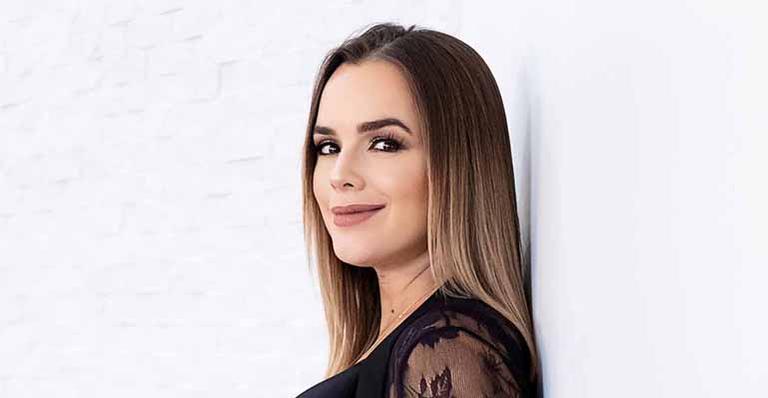 De lingerie, Thaeme exibe o barrigão em novo ensaio de gestante