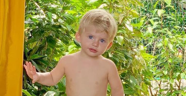 Em clique, Enrico Bacchi aparece tomando água de coco e detalhe polemiza nas redes
