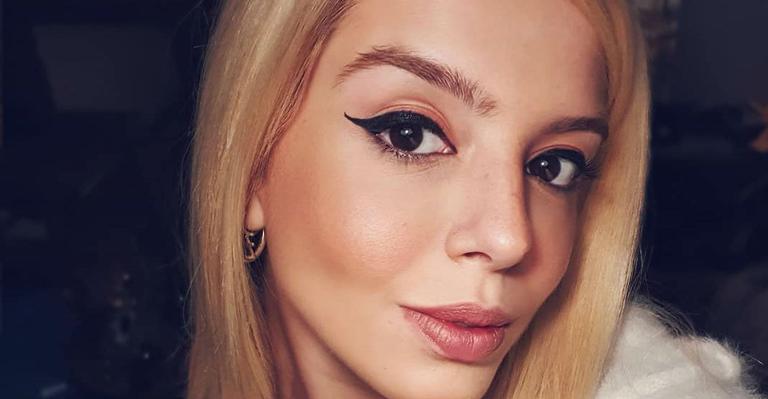 Giovanna Lancellotti faz tour cultural por Paris e encanta fãs