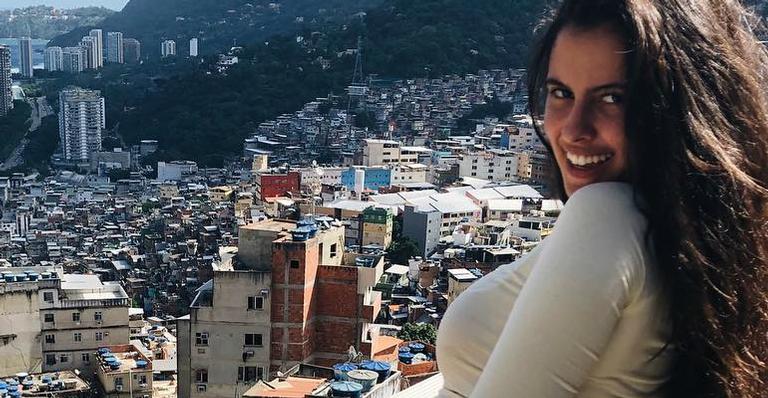 Ex-BBB Hana Khalil faz pose sexy na Rocinha de shortinho e recebe elogios