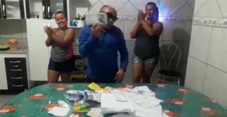 Homem vira hit ao imitar programa de auditório e sortear qual conta vai pagar