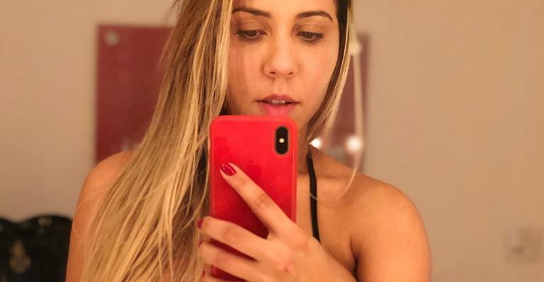Mulher Melão empina bumbum à beira da piscina de biquíni mínimo: ”Posição que Napoleão perdeu a guerra”