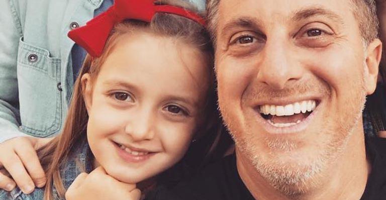 Luciano Huck se derrete ao ver a filha, Eva, andando sozinha de bicicleta