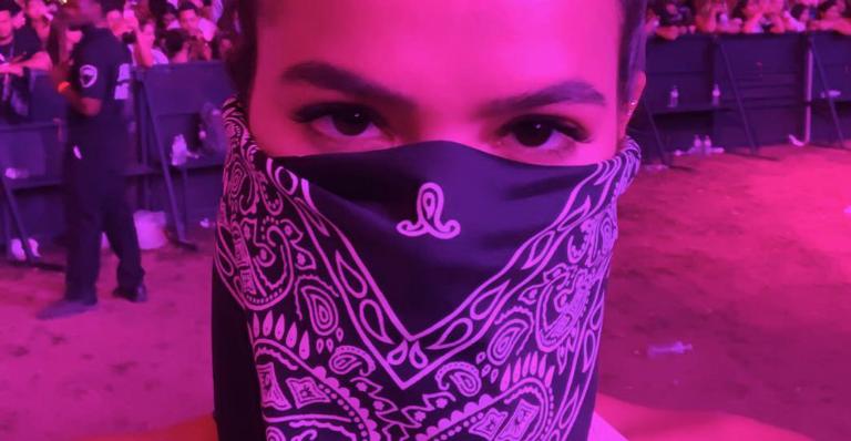 Bruna Marquezine surge mascarada, curte festival nos EUA e causa inveja