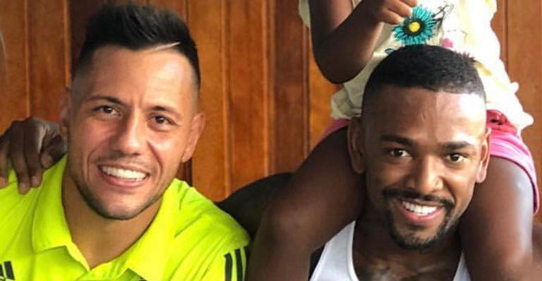 Nego do Borel e jogadores do Flamengo surpreendem comunidade e entregam chocolates