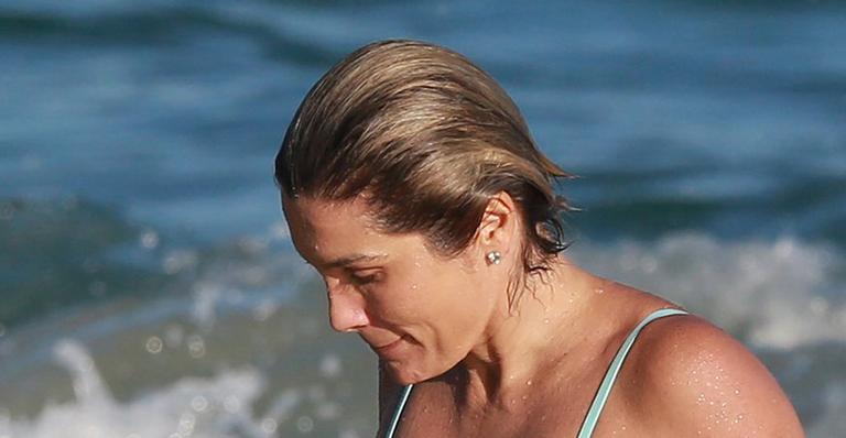 Flávia Alessandra exibe corpo escultural ao ir à praia com a família no Rio