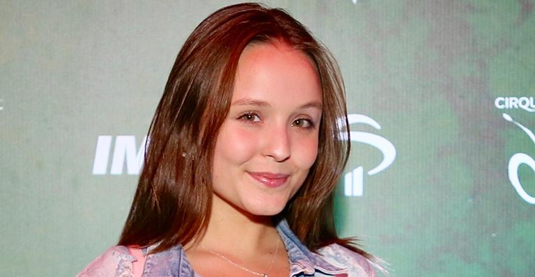 Larissa Manoela surge em evento vip com a mãe e arremata look com item de luxo
