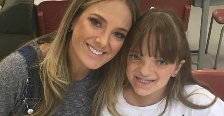 Ticiane Pinheiro proíbe a filha ter redes sociais e se explica na web