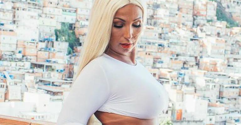 Valesca Popozuda faz a temperatura subir com calcinha mínima