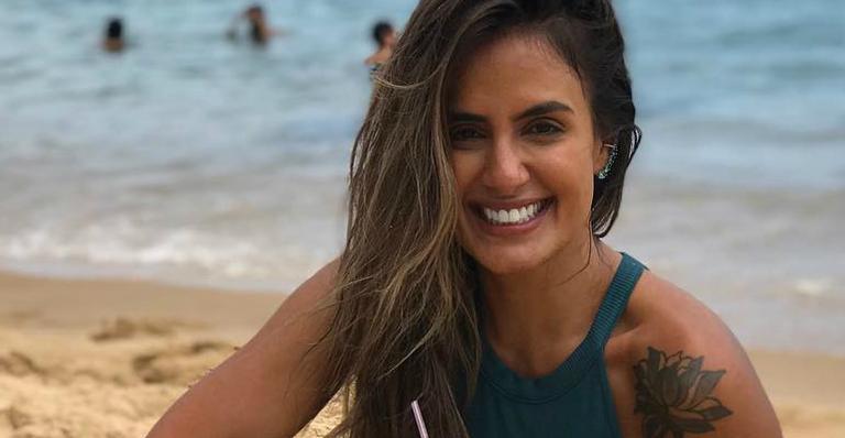 Carol Peixinho surge à beira do mar e tira o fôlego dos seguidores