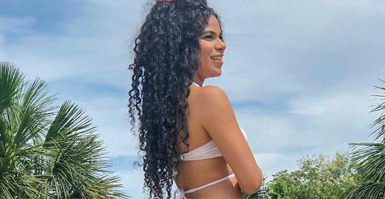 Ex-BBB Elana exibe corpão e bumbum de biquíni fininho e recebe elogios