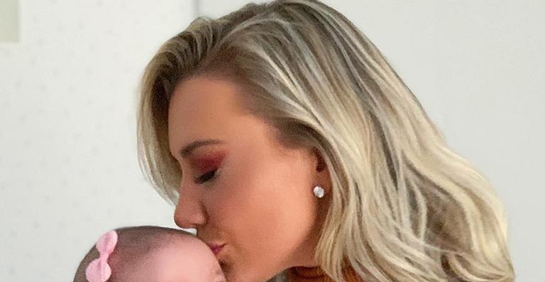 Fofura! Esposa de Roberto Justus aparece paparicando a filha da enteada Fabiana