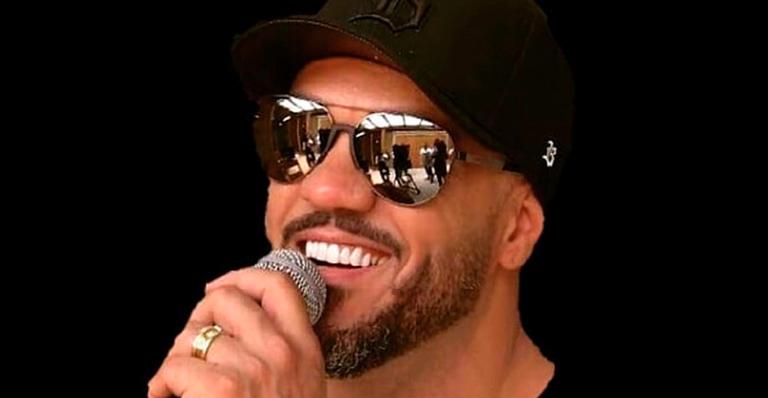 Belo faz 45 anos, posta mensagem emocionante e brinca: ”Respeita o véinho”