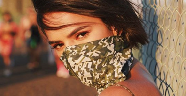 Após críticas, Bruna Marquezine volta a surgir mascarada em festival nos EUA