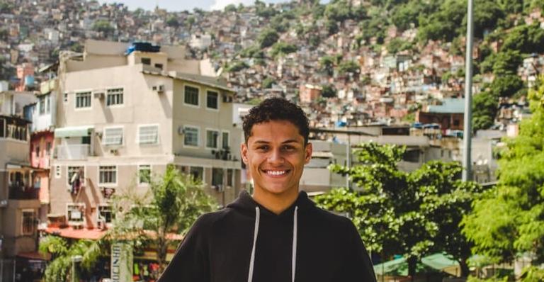 Danrley surge em clique ousado com a namorada: ”Contigo tudo é mais leve”