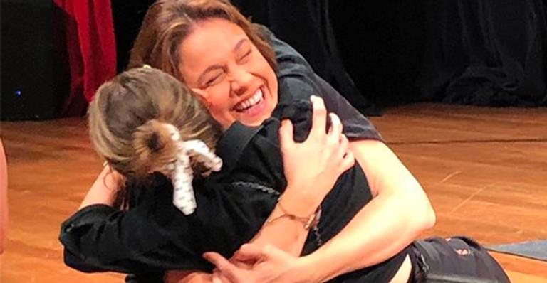Sandy invade palco da peça de Fernanda Gentil e apresentadora se emociona