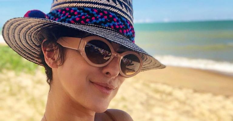 Fernanda Paes Leme curte dia de praia com amigas e exibe boa forma