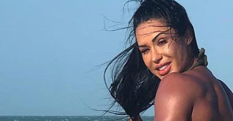 Gracyanne Barbosa empina o bumbum em cima de triciclo com Belo: ”Luz da minha vida”