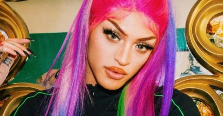 Pabllo Vittar anda de metrô e é criticada: ”Por que não anda em São Paulo?”