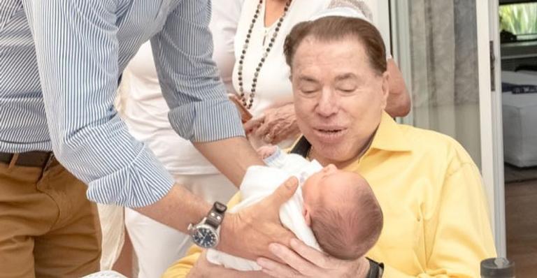 Silvio Santos participa de circuncisão do neto Senor: ”Momento único”