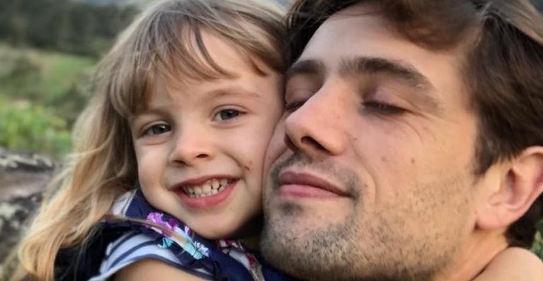 Rafael Cardoso forma banda com os filhos Aurora e Valentim