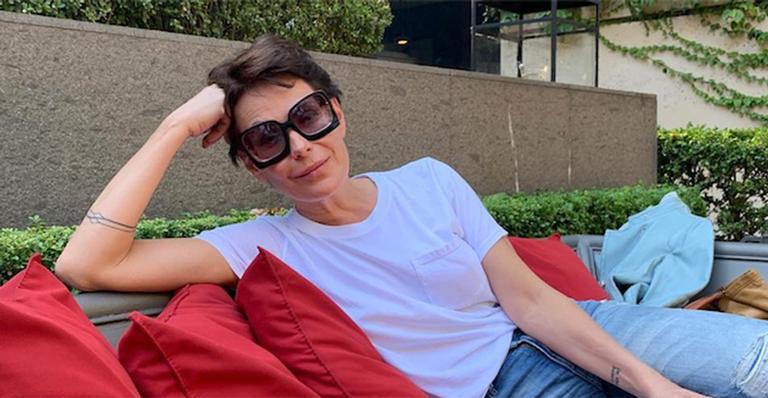 Aos 51 anos, Carolina Ferraz exibe o corpão ao surgir de biquíni