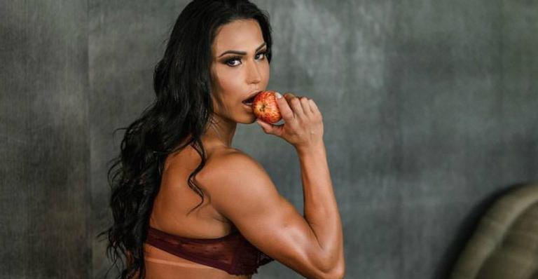 Gracyanne Barbosa prova do fruto proibido de lingerie e impressiona